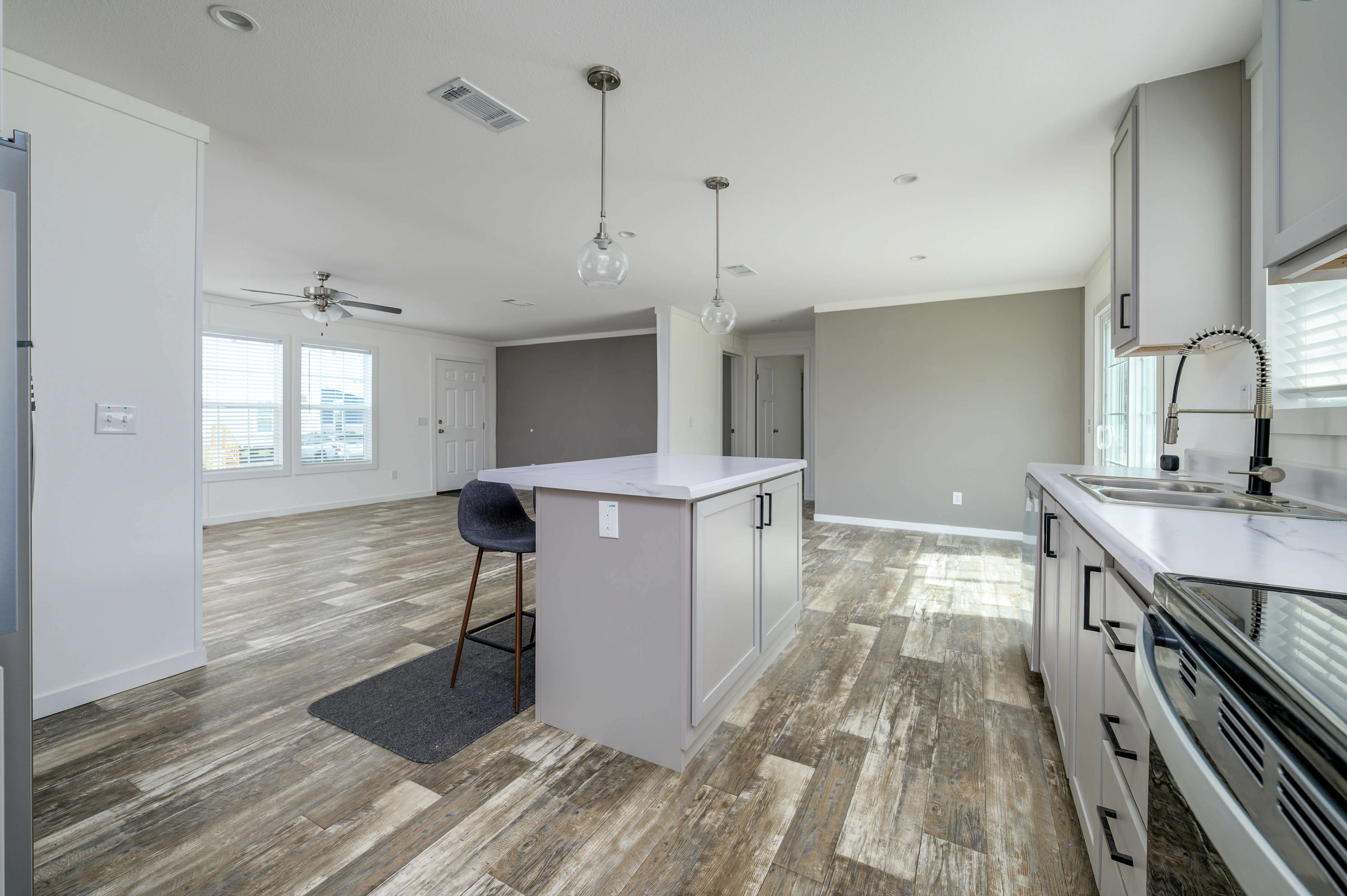 Lake Manor LM2856H32P01 - Stock - Image 4